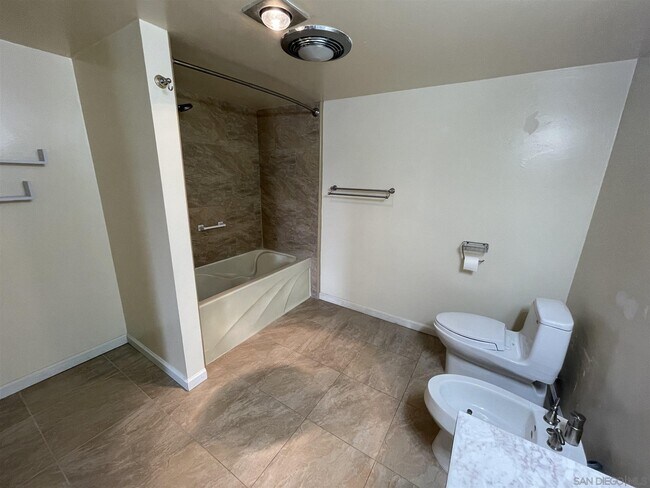 Building Photo - 2420 Torrey Pines Rd