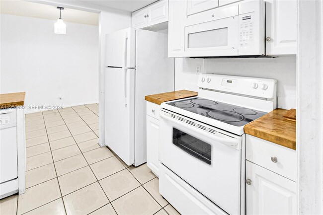 Building Photo - 5718 NW 66th Ave