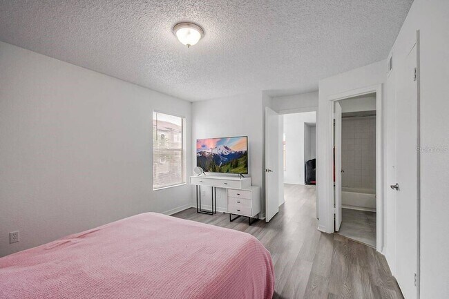 Building Photo - 582 Good Life Wy