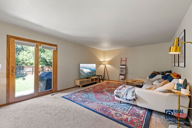 Building Photo - Beautiful Updated 5 Bed 3.5 Bath House in ...