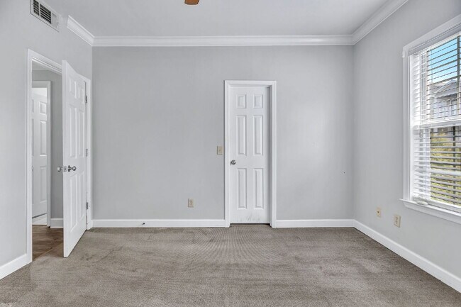 Building Photo - 2-Bed, 2-Bath Condo in the Heart of Green ...