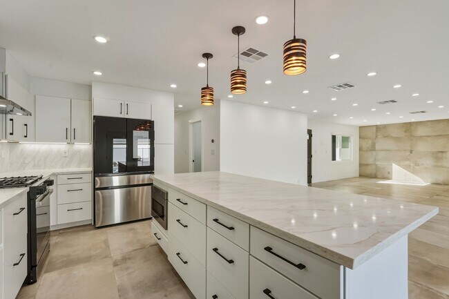 Building Photo - Newly Rebuilt Luxury 3 Bed Home with Pool, Designer Kitchen, Huge Courtyard, Near Topanga Mall