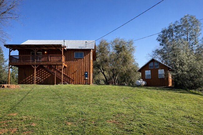 Building Photo - 20250 Vineyard Ln