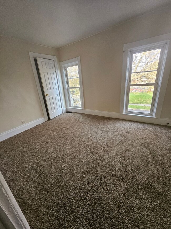 Building Photo - 4 bedroom townhouse style unit on west side