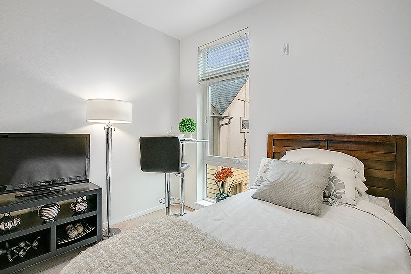 Primary Photo - 422 11th Ave - Amazing Remodeled Studios!