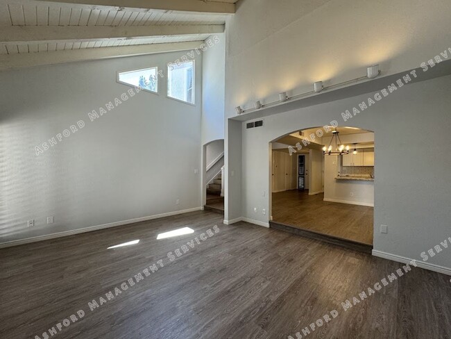 Building Photo - BEAUTIFUL 3 BEDROOM 2.5 BATHROOM HOME IN S...