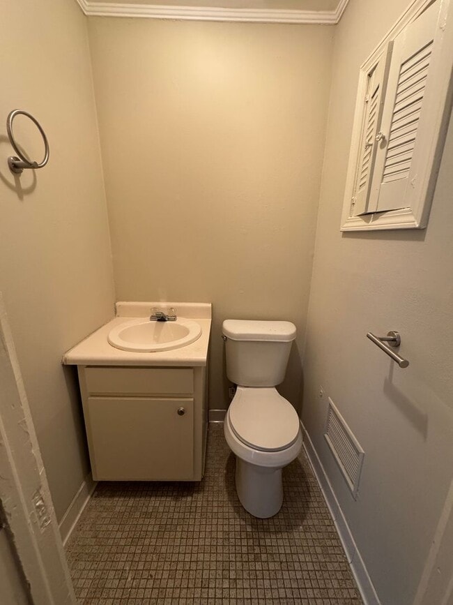 Building Photo - Large 4/2.5 House in S Rome $1,395