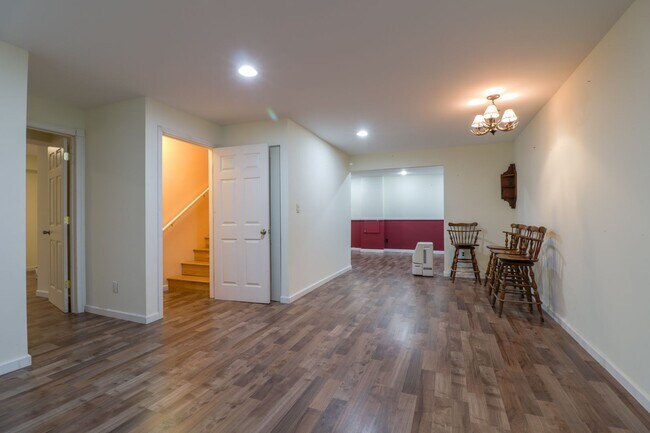 Building Photo - Montgomery- Nova