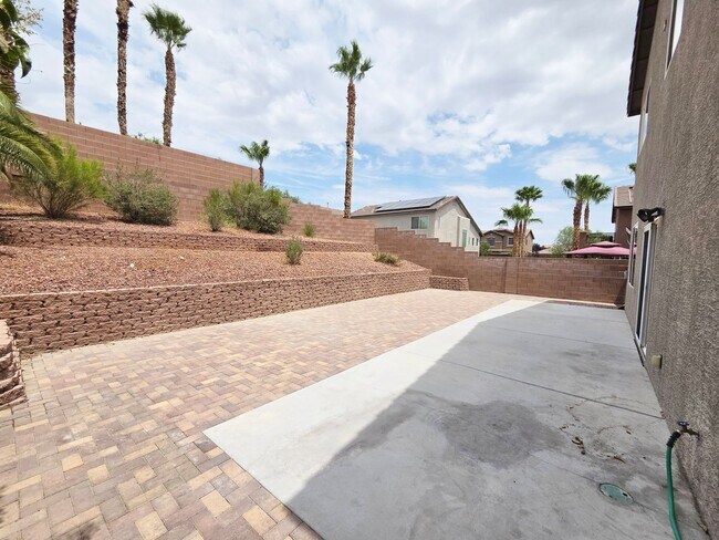 Building Photo - Spacious 3 Bed + Loft & Den with Soaring Ceilings