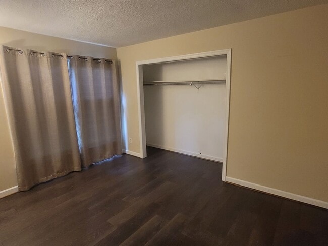 Building Photo - 3 Bedroom 2 Bathroom Home