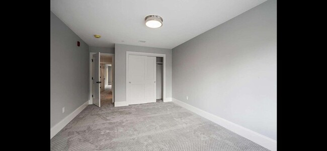 Building Photo - 10 Southfield Ln