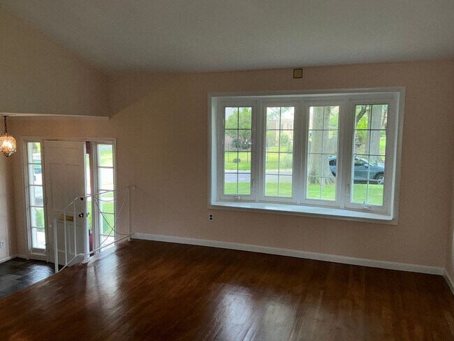 Building Photo - Very well maintained 4BR 2.5BA 5 level spl...