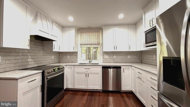 Building Photo - 2020 Hopewood Dr