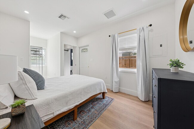 Building Photo - 125 NW 3rd Ave