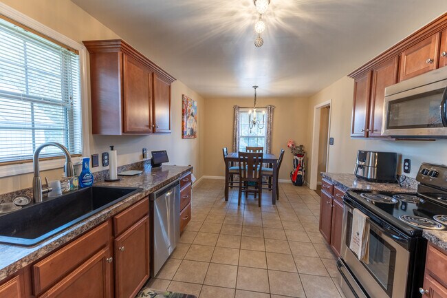 Building Photo - 314 N 2nd St