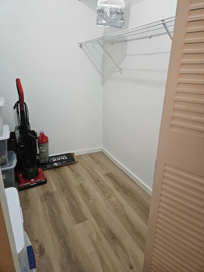 Building Photo - 300 Village Green Cir S