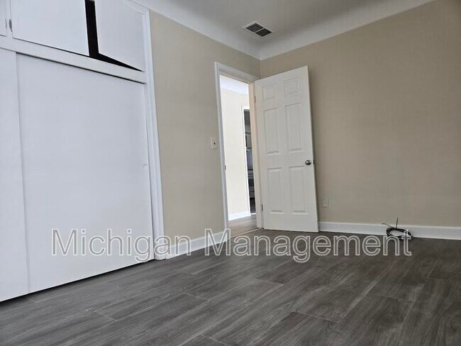 Building Photo - 6927 Janet St