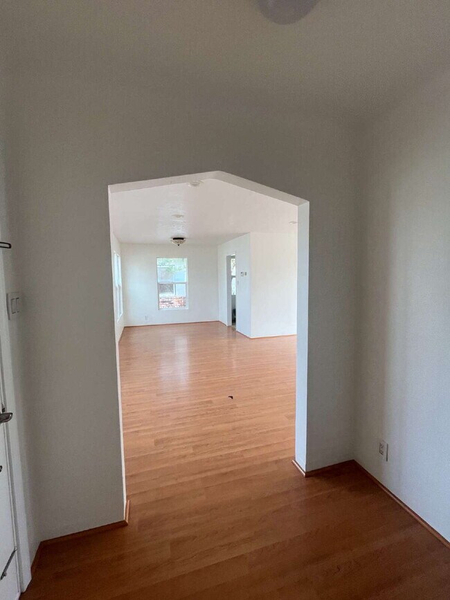 Building Photo - "Charming 2-Bedroom Retreat on Douglas Ave...