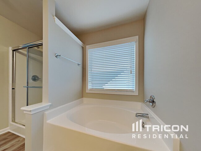 Building Photo - 451 Finch Ln