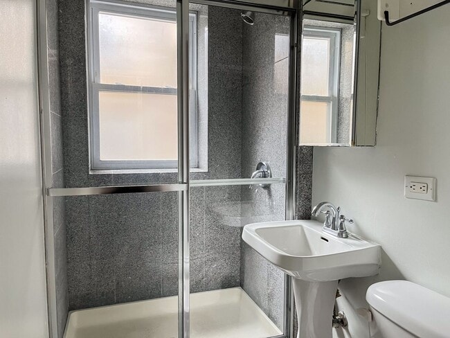 Building Photo - Uptown - 2 Bed / 2 Bath - Central Heat & AC