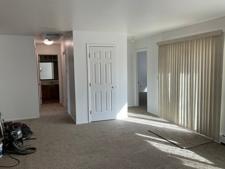 Building Photo - 608 N Orchard Ave