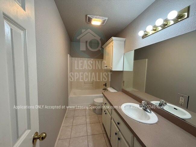 Building Photo - West Norman 3 Bed 2 Bath Garden home!