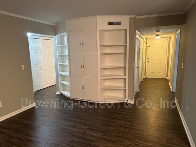 Building Photo - 215 Hillsboro Pl