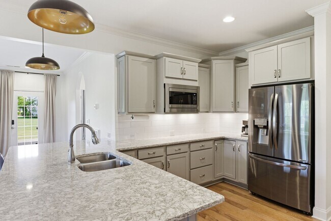 Building Photo - Luxury Executive Living in Sought-After Franklin Community