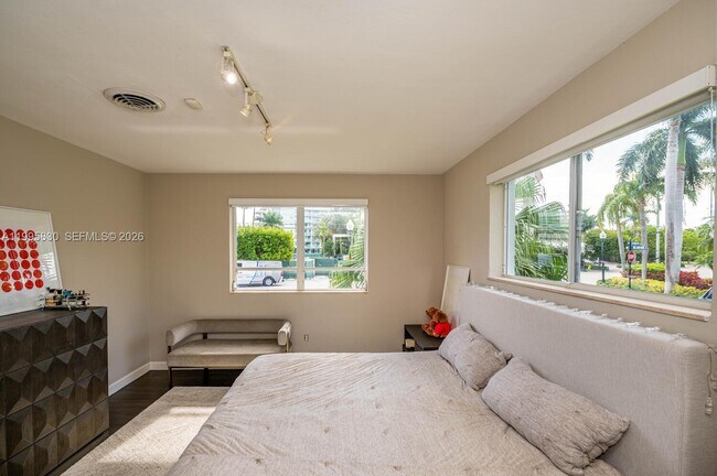 Building Photo - 9520 E Broadview Dr