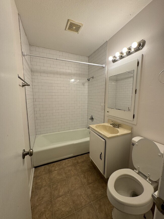 Building Photo - 2 Bedroom, 1 Bathroom, Upstairs unit with ...