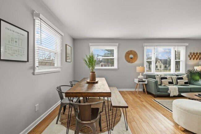 Building Photo - Super Mod Clintonville Oasis - Perfect for travelling profesionals