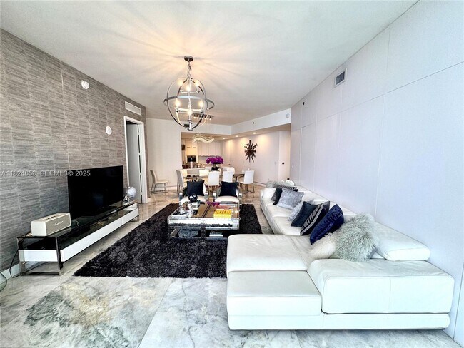 Building Photo - 16001 Collins Ave