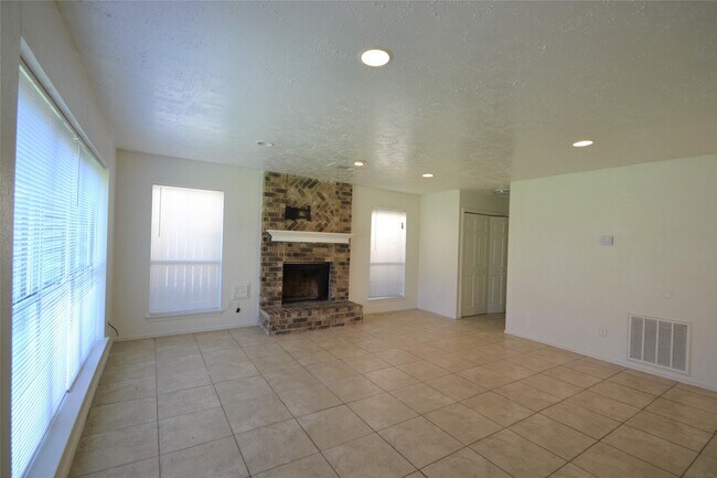 Building Photo - 12410 Meadow Briar Dr