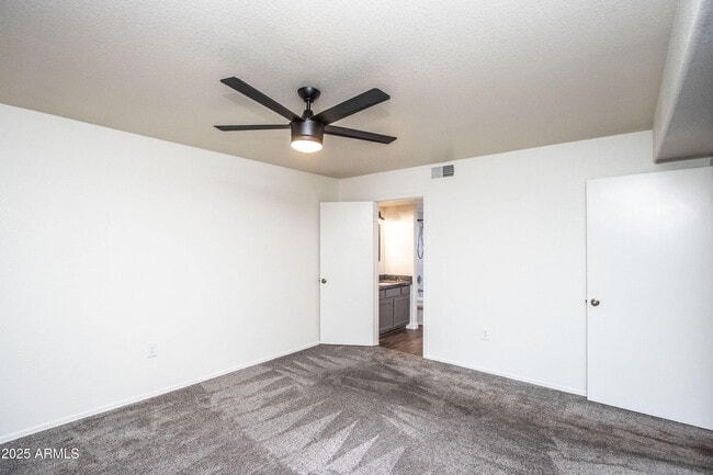 Building Photo - 1318 E Cobb Dr