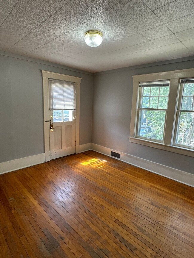 Building Photo - 914 Vaughn St