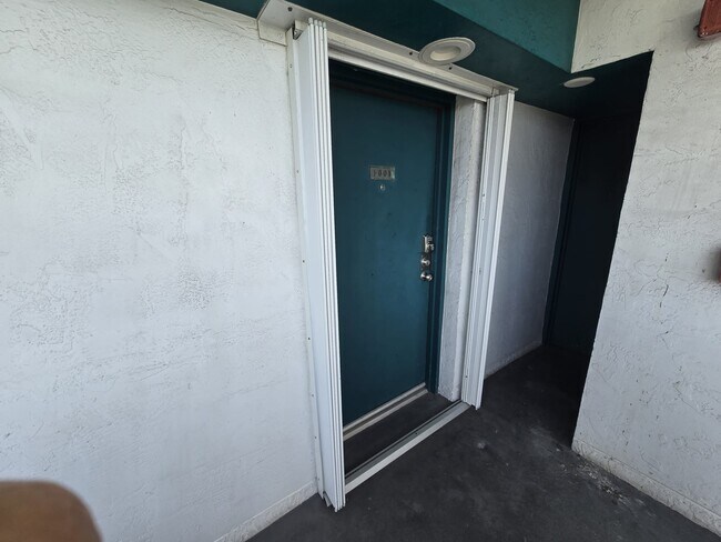 Building Photo - 1700 NW North River Dr