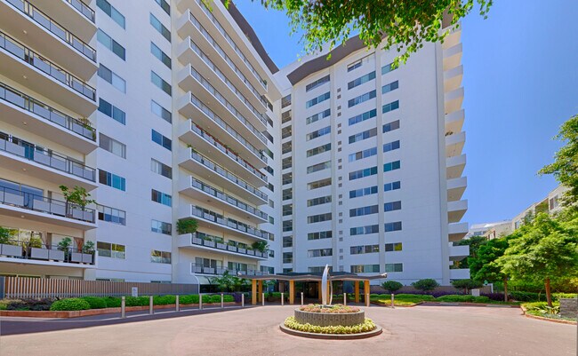 Valet Entrance - 1155 N La Cienega Blvd