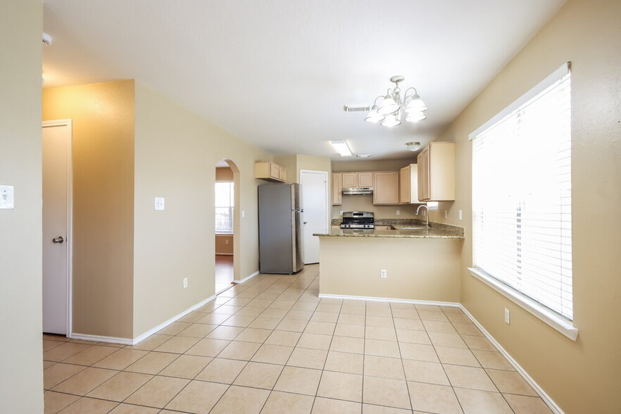 Building Photo - 2610 Heather Knoll Dr