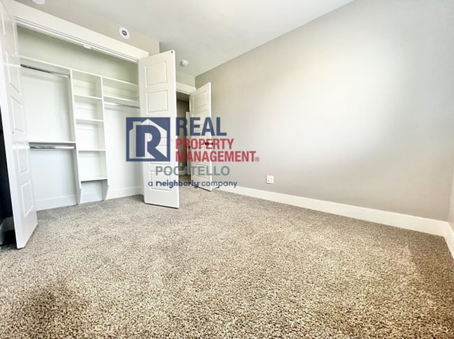 Building Photo - MOVE IN SPECIAL - 3 bedroom 2.5 bath Townh...