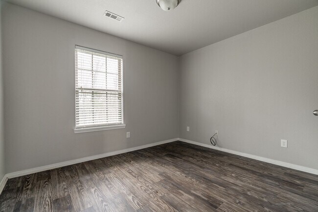 Building Photo - 3 Bedroom 2 Bath Home Near Wal Mart HQ!
