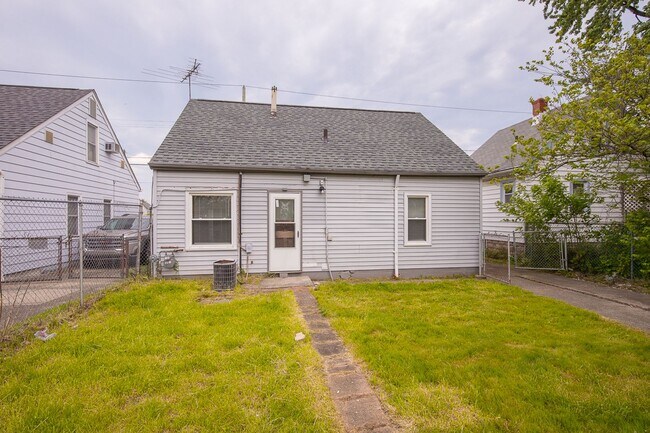 Building Photo - 3 bedroom/1 bath Single House!