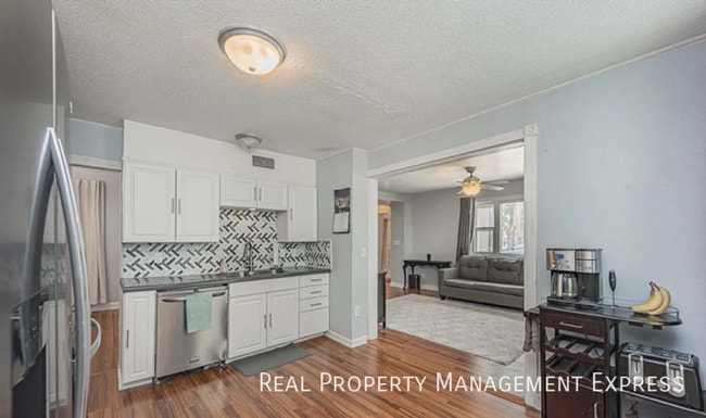 Building Photo - 807 W 13th St