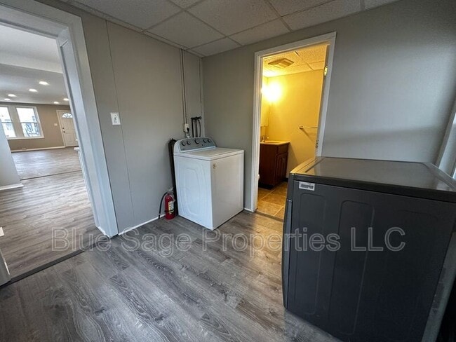 Building Photo - 1301 E 9th St