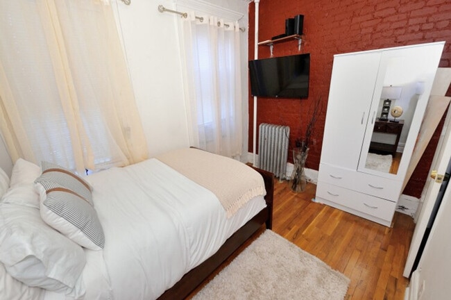 Building Photo - 440 W 45th St