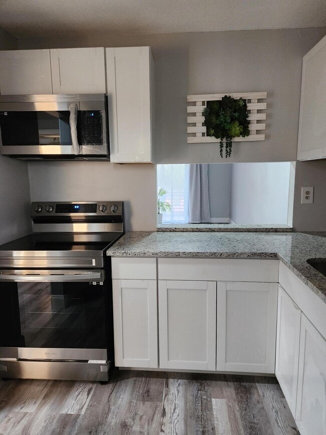 Building Photo - 2606 Garden Dr S