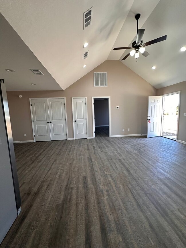 Building Photo - 3 Bed 2 Bath Brick Home with Fenced in Backyard