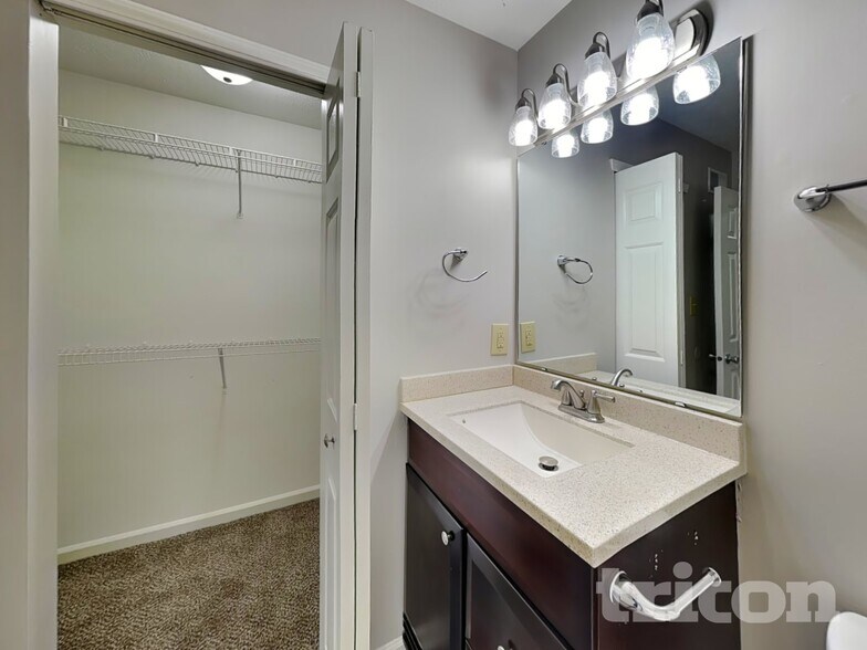 Building Photo - 784 Kingston Cir