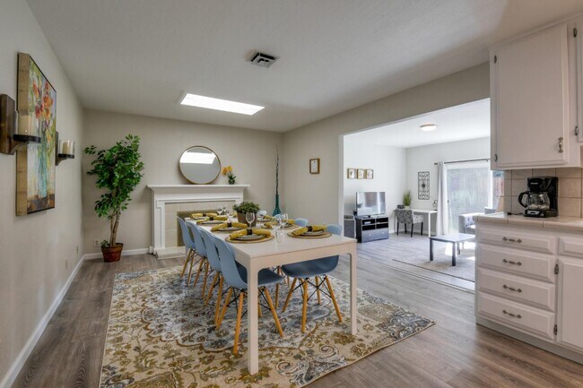 Building Photo - 546 Woodstock Way