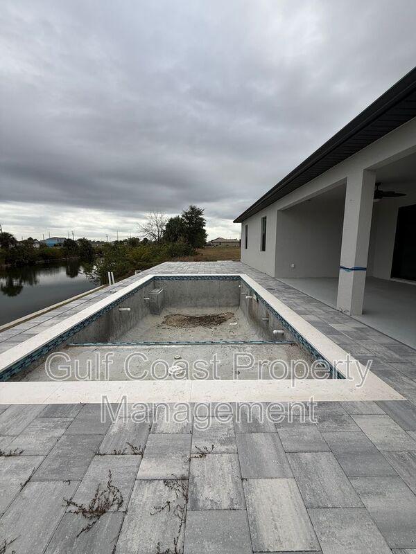 Building Photo - 2609 NE 5th Pl