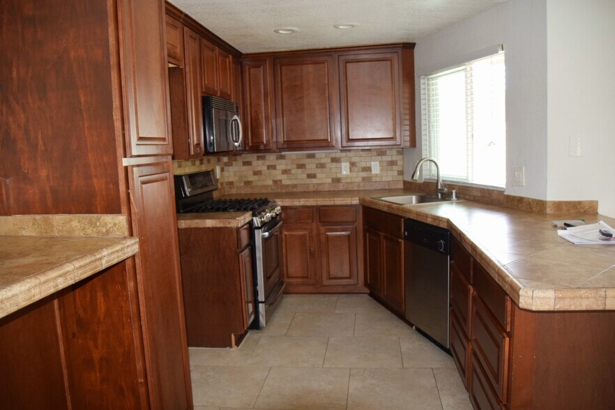 Building Photo - 44553 La Paz Rd